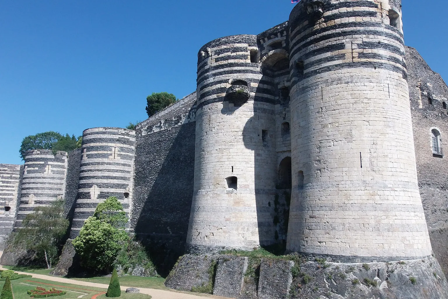 Château d'Angers Tickets: Pet Care Options for Castle Visitors